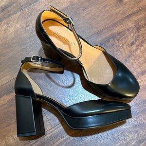 The mable ankle strap platform pump in leather